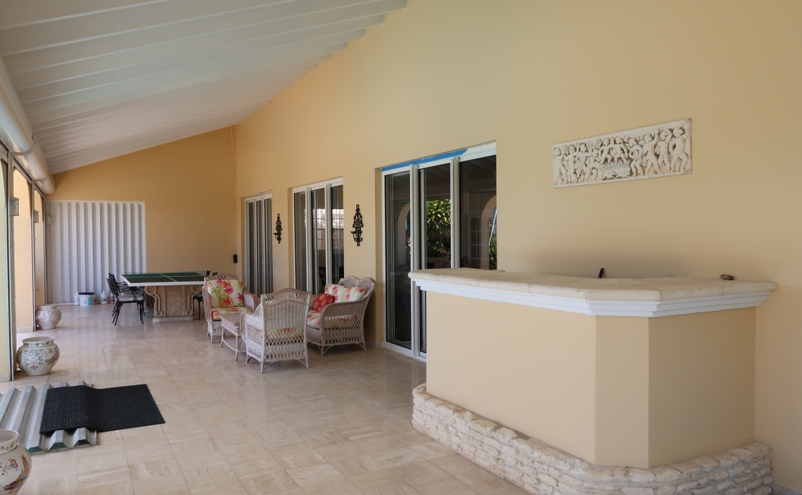 Covered terrace
bar