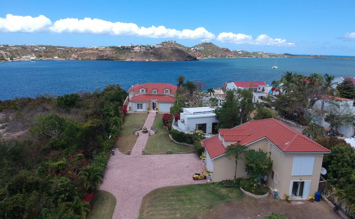 Aerial view
2 level cottage
Main house
Lagoon