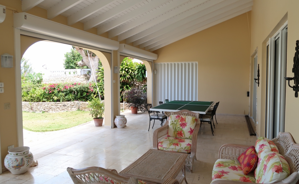 covered terrace
sitting